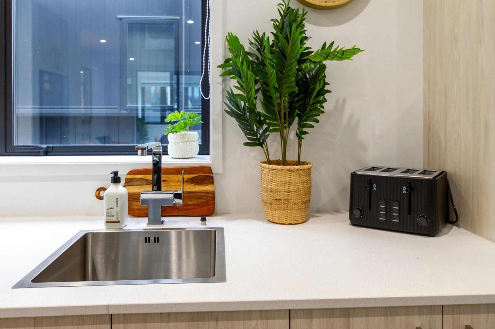 Modern City Lifestyle: 2 Bedroom 1 Bath Christchurch Exterior photo